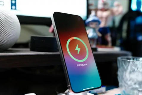 河源苹果15换屏服务分享用什么充电器给iPhone15充电更好 